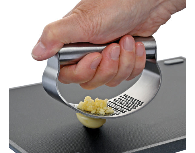 Entdecken Sie die KÜCHENPROFI Knoblauchpresse Swing aus rostfreiem Edelstahl. Effizient, ergonomisch und spülmaschinengeeignet – ein Must-Have für jede Küche!