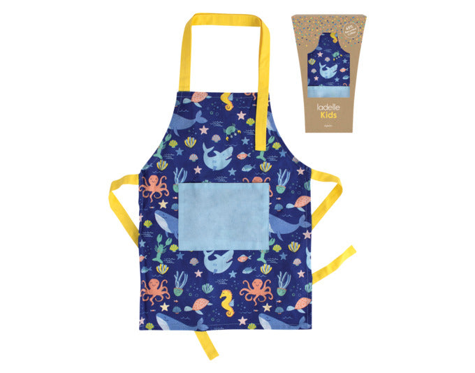 Entdecken Sie die LADELLE Kinderschürze Ocean 40x55 cm – ideal für kleine Küchenabenteuer! Aus 100% Baumwolle, robust und stylisch, perfekt für kreative Kinder.