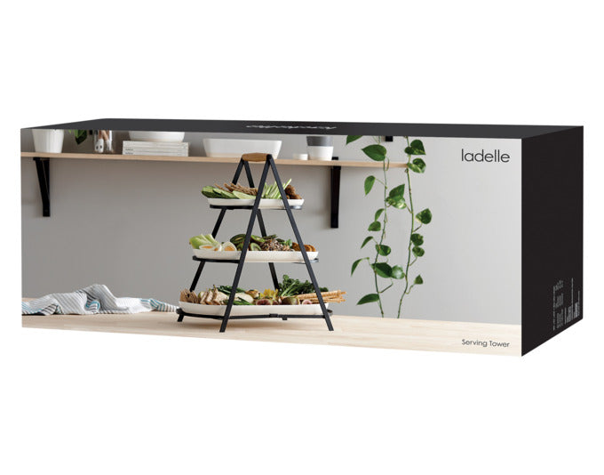 Entdecken Sie die elegante LADELLE Etagere Alto Serve & Share aus Porzellan. Ideal für stilvolle Präsentationen bei Dinnerpartys und platzsparend verstaubar.