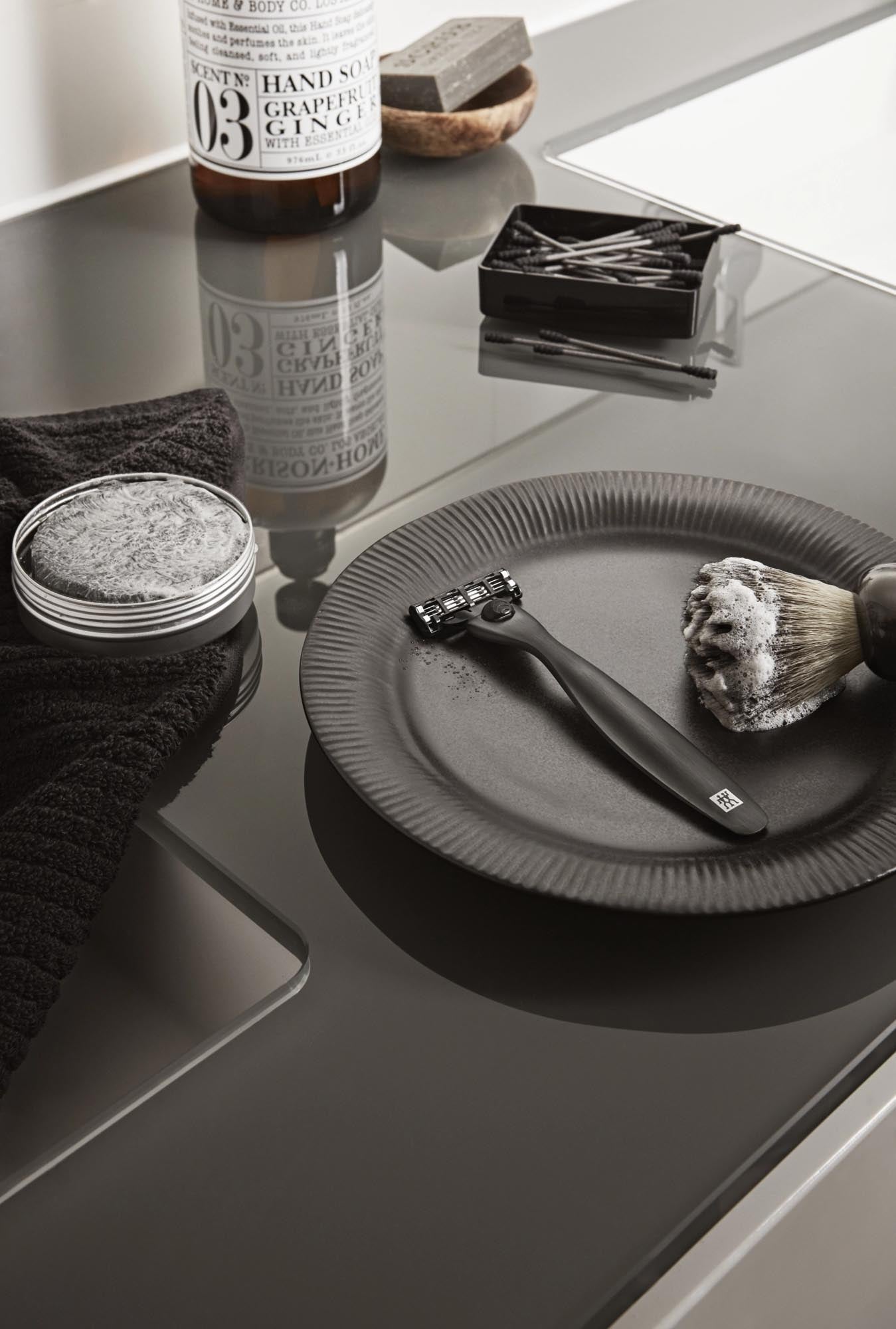 Eleganter TWINOX Rasierer in Schwarz: Präzise Klinge, ergonomischer Griff, langlebiger Edelstahl, stilvolles Design.