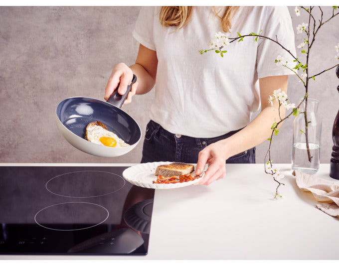 Entdecken Sie die BRABANTIA Indu+ Bratpfanne ø 20 cm – nachhaltig, vielseitig und ideal für gesundes Kochen auf allen Herdarten.