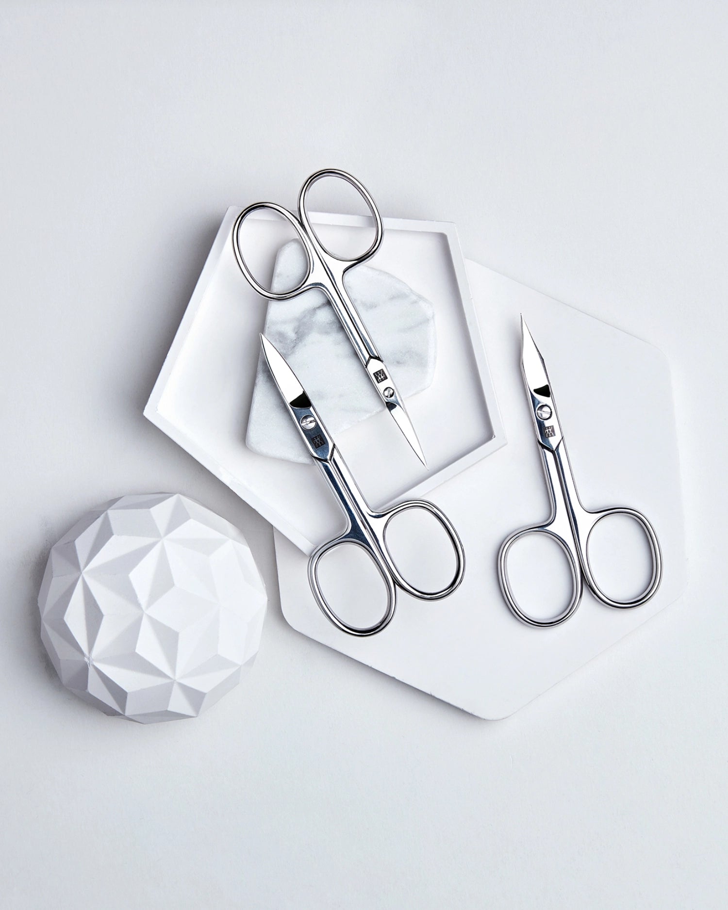 Erleben Sie die vielseitige Kombi-Nagelschere von Zwilling Beauty: 90 mm, aus hochwertigem Edelstahl, für perfekte Pflege von Fingernägeln und Zehennägeln.