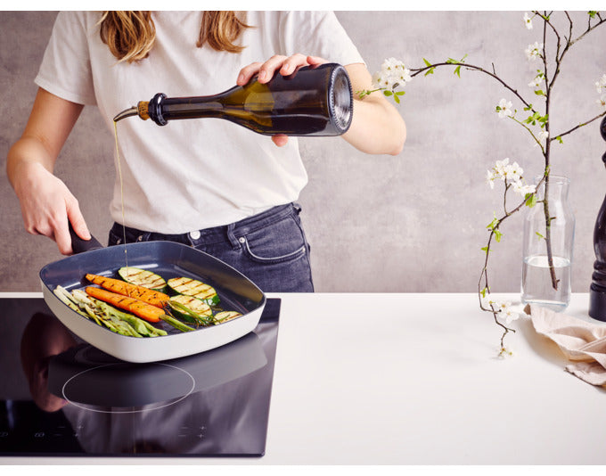 Entdecken Sie die BRABANTIA Grillpfanne Indu+ Recycled 26x26 cm: nachhaltig, antihaftbeschichtet und ideal für gesundes Grillen.