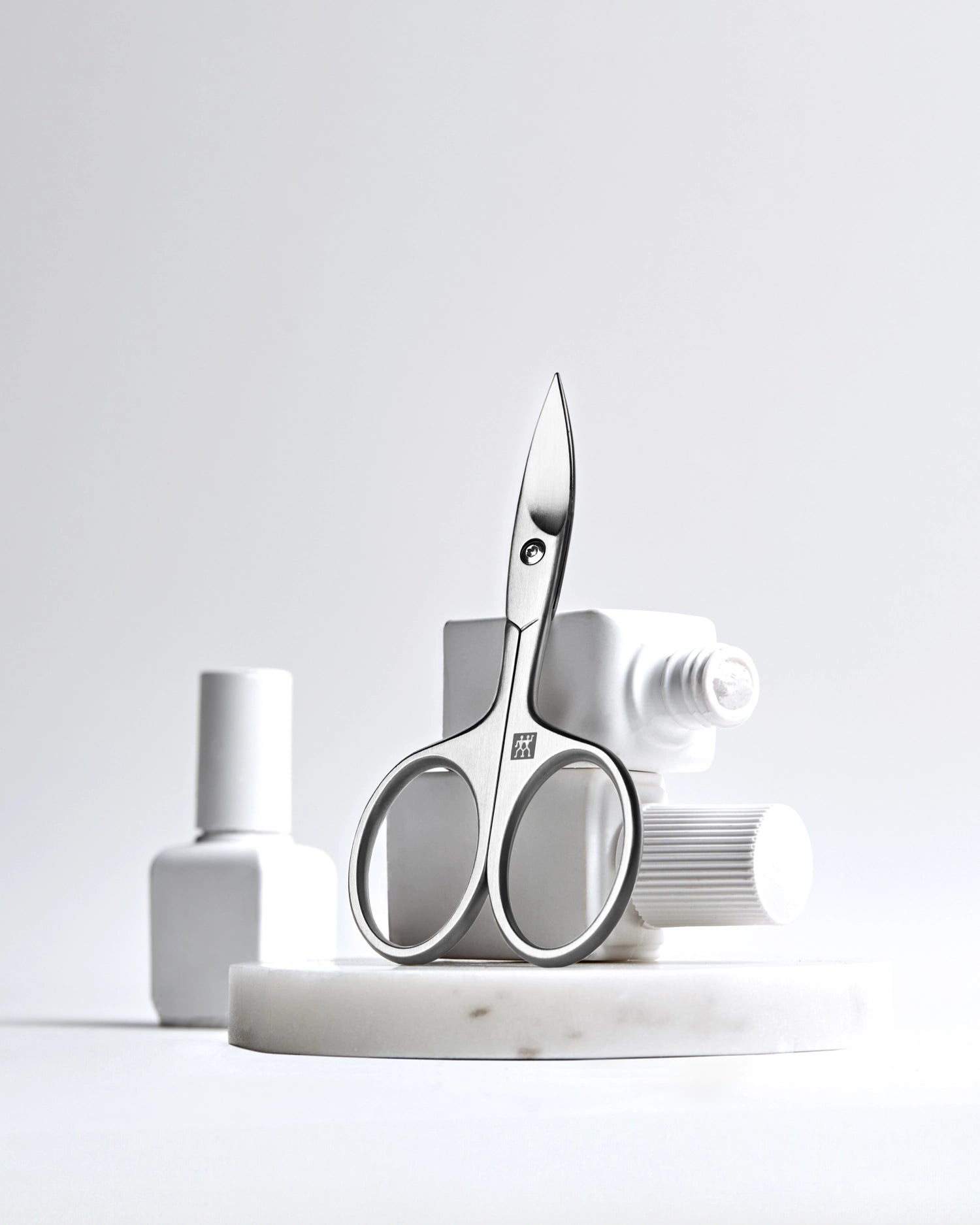 Entdecken Sie die elegante Nagelschere von Zwilling Beauty (90mm) für präzise Nagelpflege. Hochwertiger Edelstahl, mattiert und ergonomisch für besten Komfort.