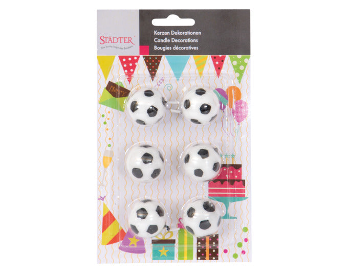 Verleihen Sie Ihrer Torte mit den STÄDTER Kerzen Fussbälle (2.5 cm, 6-teilig) einen sportlichen Akzent! Ideal für Fußballfans und Feiern.