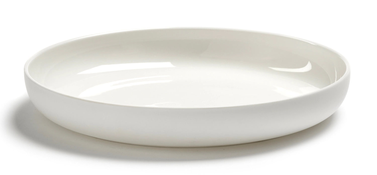 Eleganter, tiefen Teller von Serax in mattem Weiß, Durchmesser 20 cm, ideal für stilvolle Tischdekoration und Servieren von Speisen.
