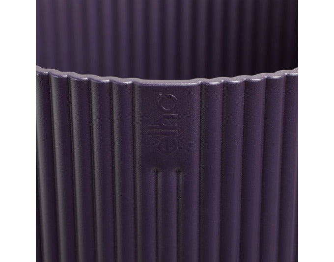 Entdecken Sie das elegante ELHO Pflanzengefäss The Winery Collection ø 18 cm in dunkelviolett. Ideal für stilvolle Innenräume und nachhaltige Pflanzenpflege.