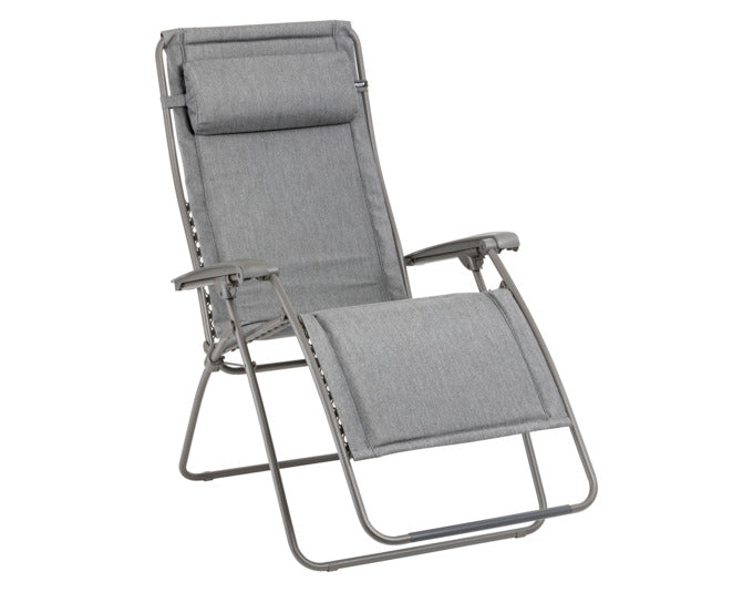 LAFUMA Relaxsessel RSXA Clip XL denim Gestell Titane in präsentiert im Onlineshop von KAQTU Design AG. Liegestuhl ist von LAFUMA