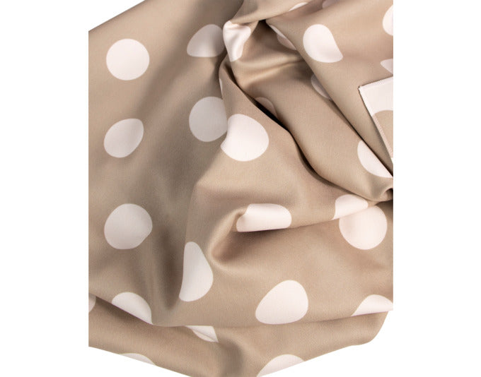 Entdecken Sie das ARPE Handtuch dots sand cream 50 x 95 cm – ein luxuriöses, nachhaltiges Badzubehör aus recycelter Mikrofaser, das Stil und Funktionalität vereint.