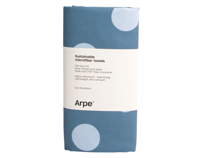 Entdecken Sie das ARPE Handtuch dots steel blue 50 x 95 cm – ein stilvolles, nachhaltiges Badzubehör aus recycelter Mikrofaser, das Luxus und Funktionalität vereint.
