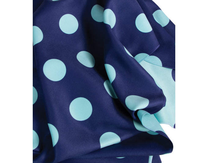 Entdecken Sie das ARPE Handtuch dots ocean blue 50 x 95 cm – ein stilvolles, nachhaltiges Badzubehör aus recycelter Mikrofaser für luxuriöse Weichheit.