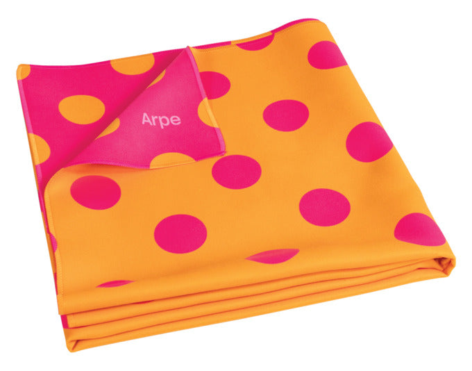 Entdecken Sie das ARPE Handtuch dots warm sunset 50 x 95 cm – ein luxuriöses, nachhaltiges Badzubehör aus recycelter Mikrofaser, das Stil und Funktionalität vereint.