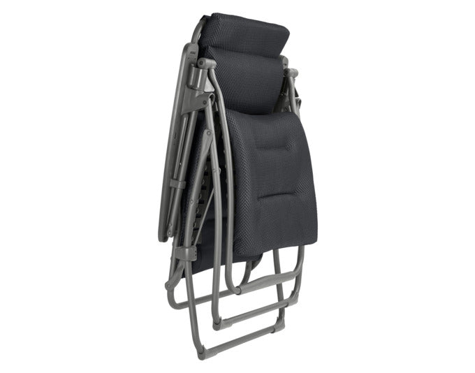 Erleben Sie den LAFUMA Relaxsessel Futura BeComfort® in elegantem Dunkelgrau mit Titangestell. Ideal für entspannte Momente drinnen und draußen.