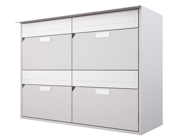 Vierfacher Aluminium-Briefkasten in Weissaluminium mit pulverbeschichtetem Gehäuse, flacher Front und Regenschutzleiste, für Wandmontage.
