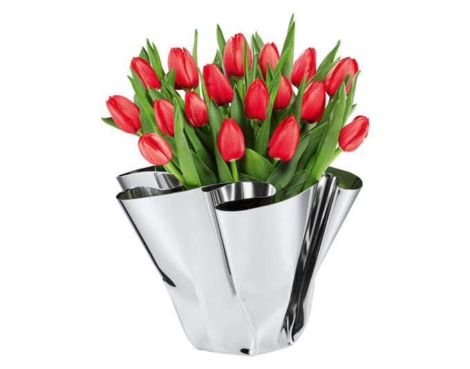 Entdecken Sie die elegante PHILIPPI Vase MARGEAUX aus hochwertigem Edelstahl. Mit ihrem einzigartigen Design und handgefertigten Falten ist sie ein zeitloses Highlight für jede Einrichtung.