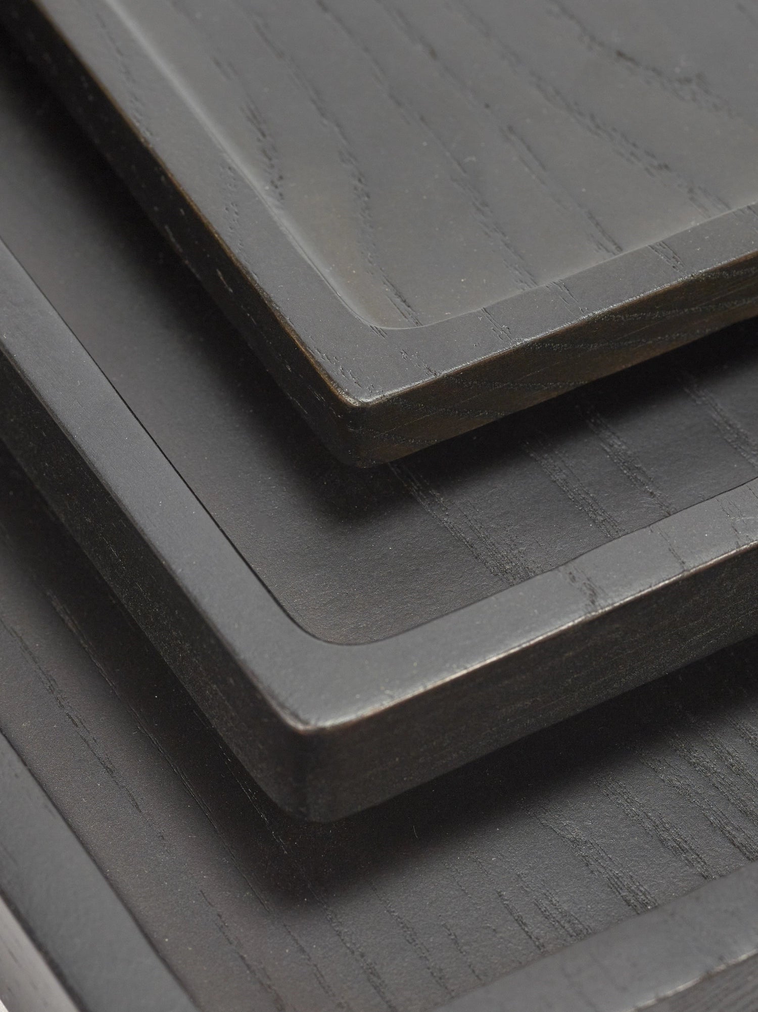 La Mère Tablett M 30x18x2.5 cm Black in Schwarz präsentiert im Onlineshop von KAQTU Design AG. Tablett ist von Serax