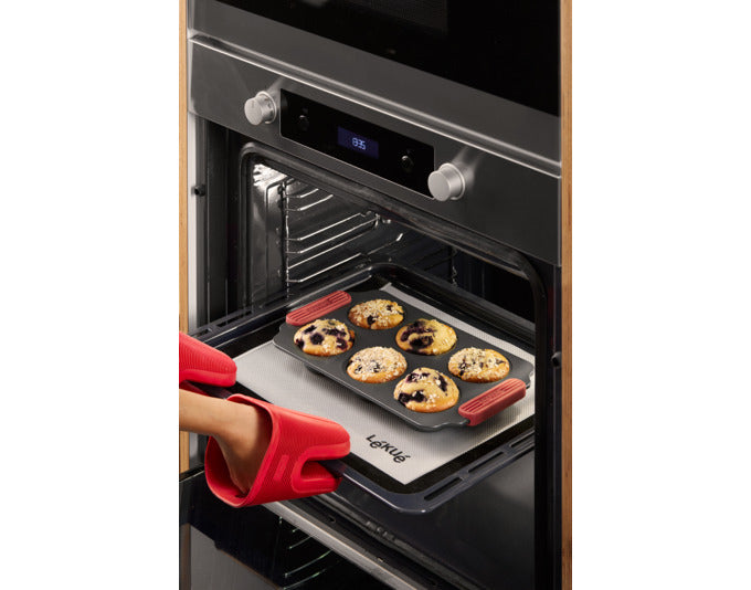Entdecken Sie den LÉKUÉ Griff Ofenhandschuh aus rotem Silikon – Ihr zuverlässiger Partner für sicheres Kochen und Backen. Optimaler Hitzeschutz!