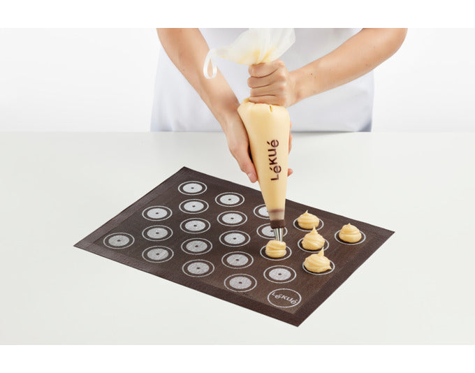 Entdecken Sie den LÉKUÉ Spritzbeutel mit 3 Tüllen (40x23 cm) – ideal für kreative, nachhaltige Backprojekte. Wiederverwendbar und umweltfreundlich!