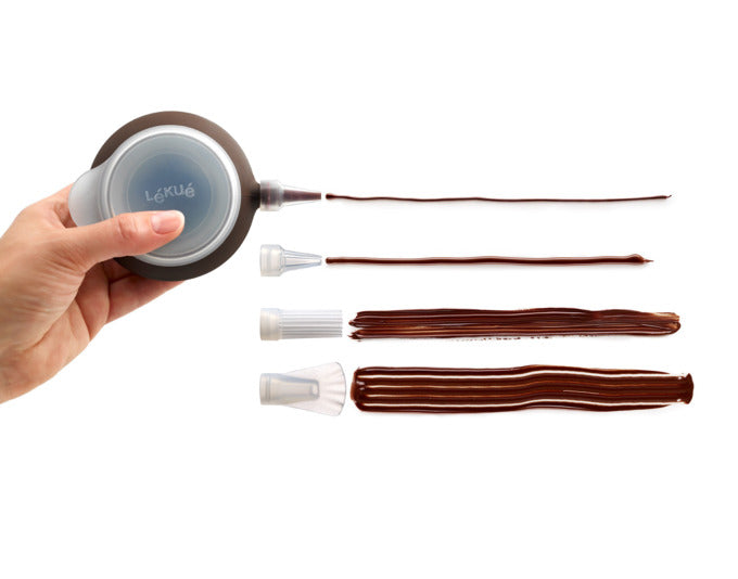 Entdecken Sie den LÉKUÉ Spritzbeutel Dekomax mit 4 Tüllen – Ihr perfekter Begleiter für kreative Backideen und beeindruckende Dekorationen!