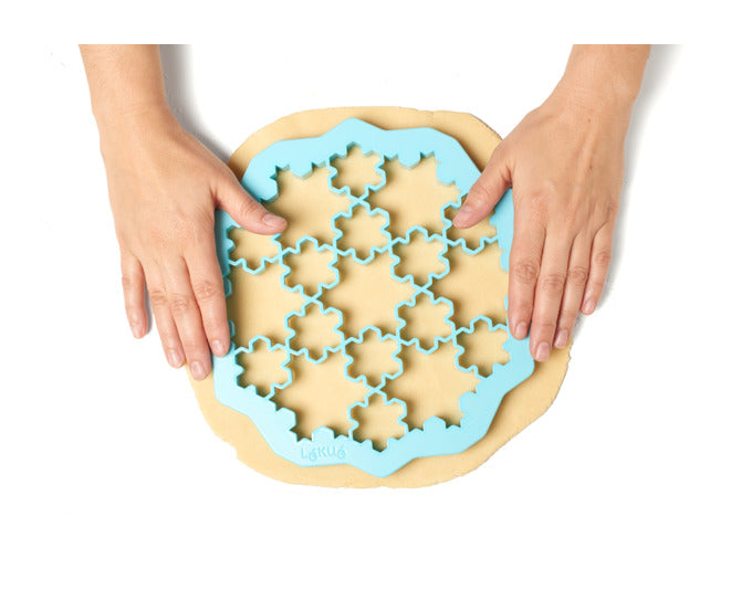 Entdecken Sie das LÉKUÉ Ausstechform 3er Set mit Tannenbaum, Schneestern und Herz – perfekt für festliche Weihnachtsplätzchen und kreative Backideen!