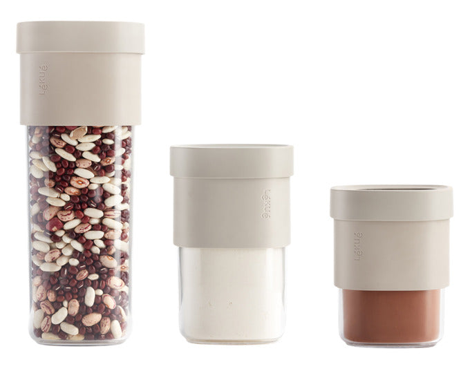 LÉKUÉ Vorratsdose Flip 3er-Set 1x1.35l/2x0.6 l beige in präsentiert im Onlineshop von KAQTU Design AG. Aufbewahrungsdose ist von LEKUE