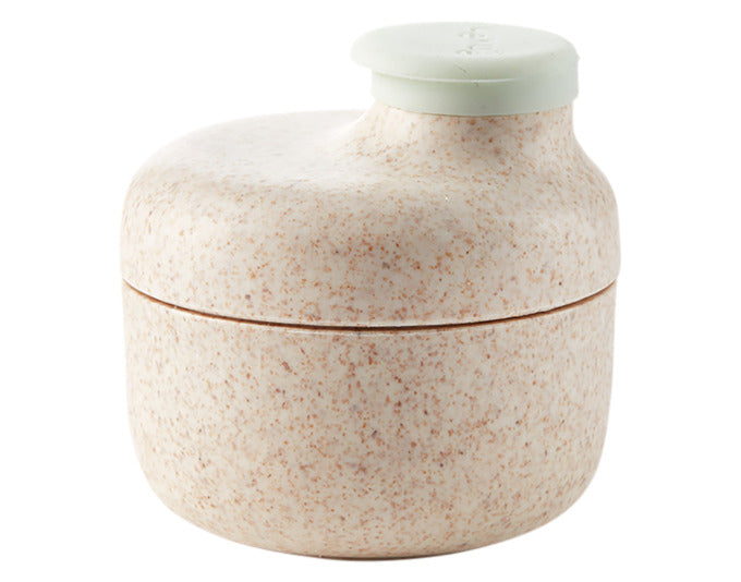 Praktischer 50 ml Salatsaucenbehälter von LÉKUÉ, ideal für unterwegs. Hergestellt aus organischen Materialien, auslaufsicher und kompakt.