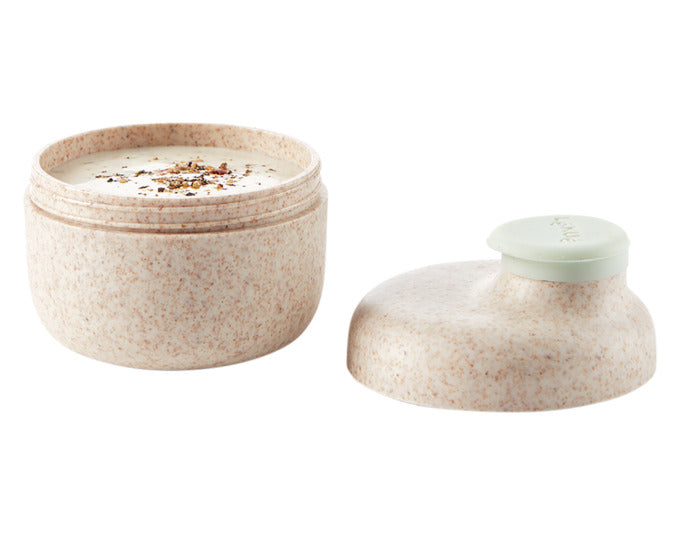 Entdecken Sie den umweltfreundlichen LÉKUÉ Salatsaucenbehälter To Go Organic 50 ml – ideal für Saucen unterwegs, auslaufsicher und wiederverwendbar.