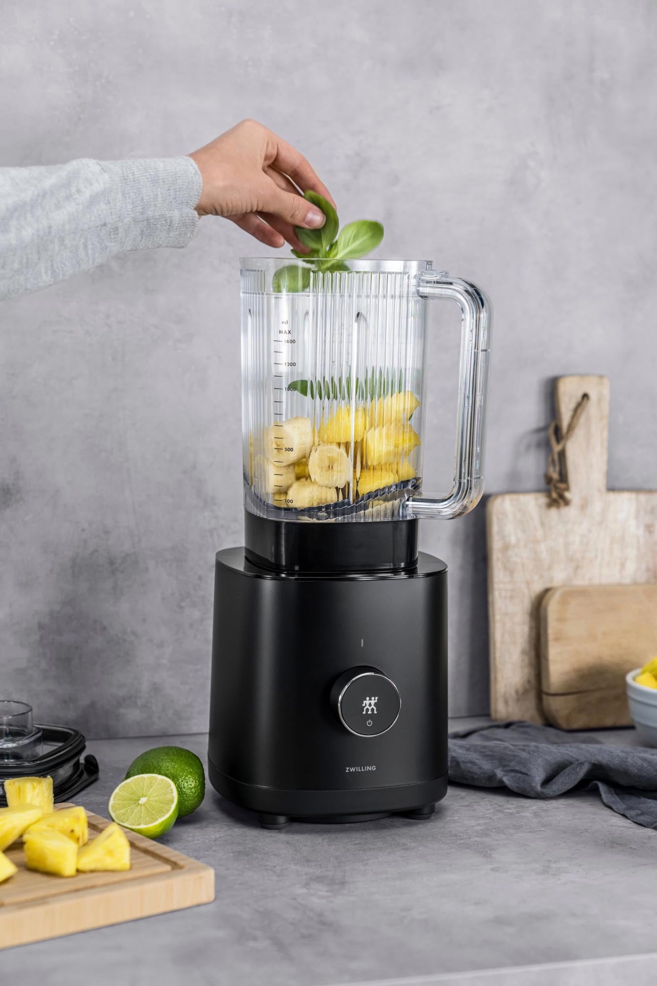 Der Enfinigy Standmixer von Zwilling Kitchen vereint elegantes Design und starke Leistung für köstliche Smoothies und mehr.