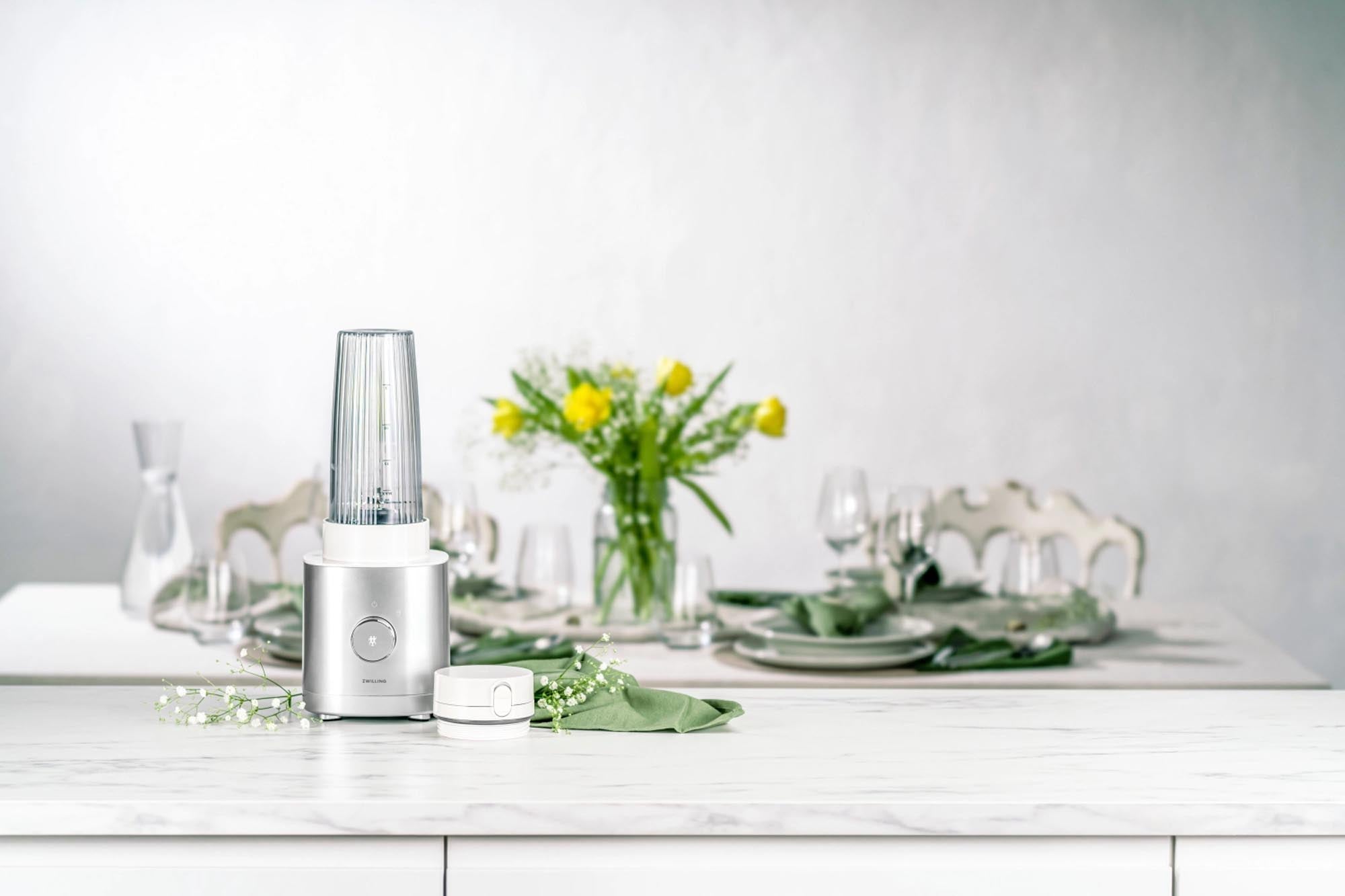 Kompakter Zwilling Enfinigy Standmixer in elegantem Silber, 550ml, ideal für Smoothies & Suppen. Robuster Edelstahl, vielseitig & platzsparend.