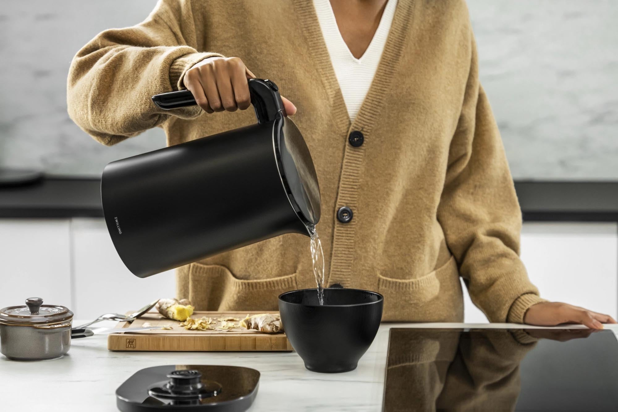 Entdecken Sie den stilvollen Enfinigy Wasserkocher schwarz PRO 1.5l von Zwilling – ideal für Tee und Kaffee, mit automatischer Abschaltung und eleganter Edelstahl-Oberfläche.
