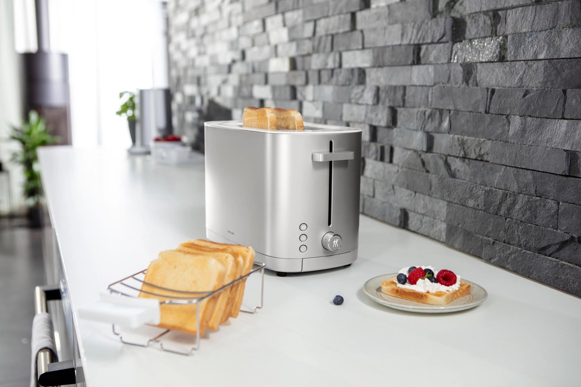 Eleganter Enfinigy Toaster 2 von Zwilling in Silber, ideal für gleichmäßiges Toasten und Aufbacken von Brötchen. Perfekt für Ihre moderne Küche!