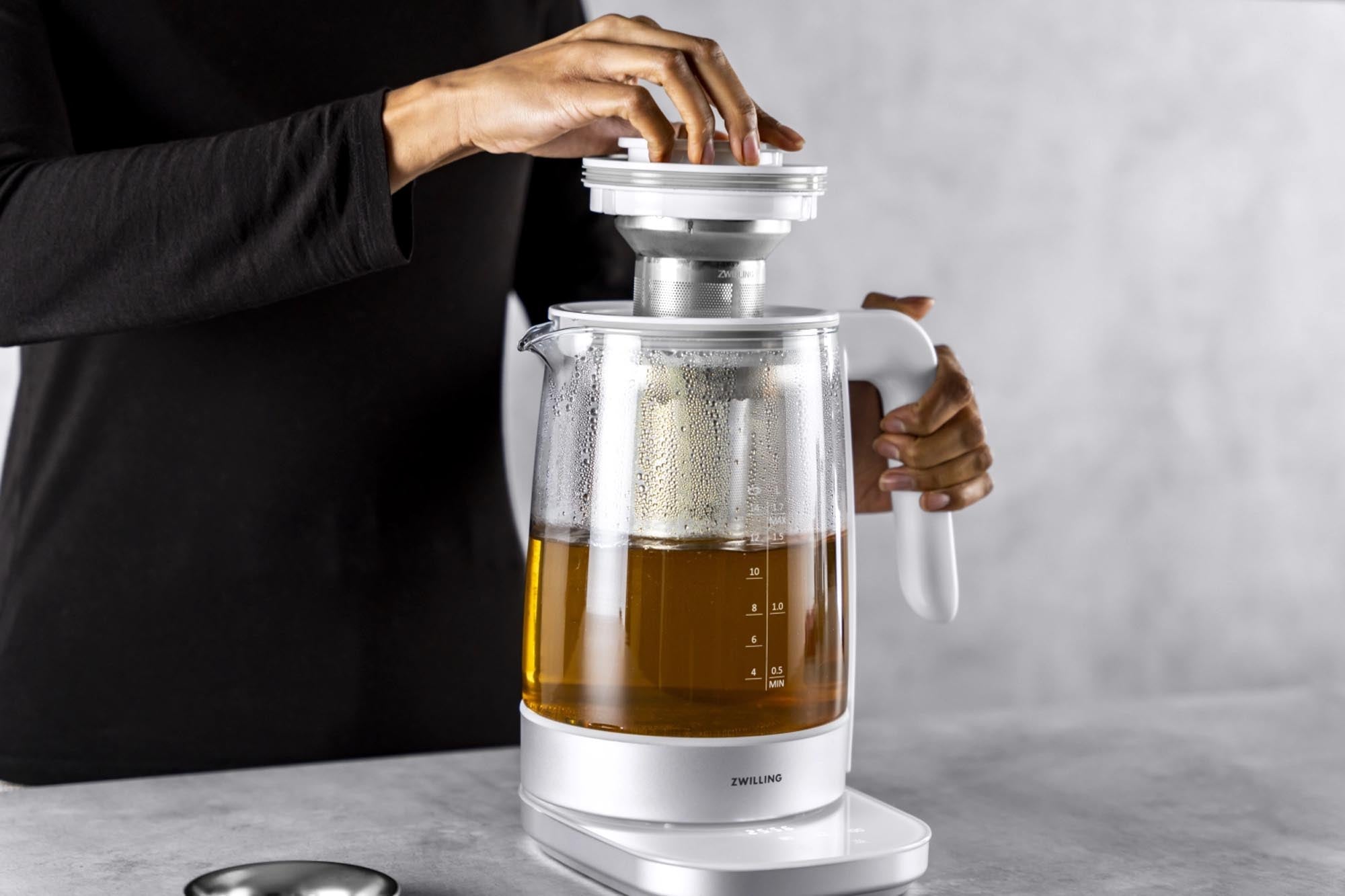 Eleganter 1,7 l Wasserkocher aus hitzebeständigem Glas von Zwilling Kitchen. Schnelles Erhitzen, ergonomisches Design und hohe Sicherheit.