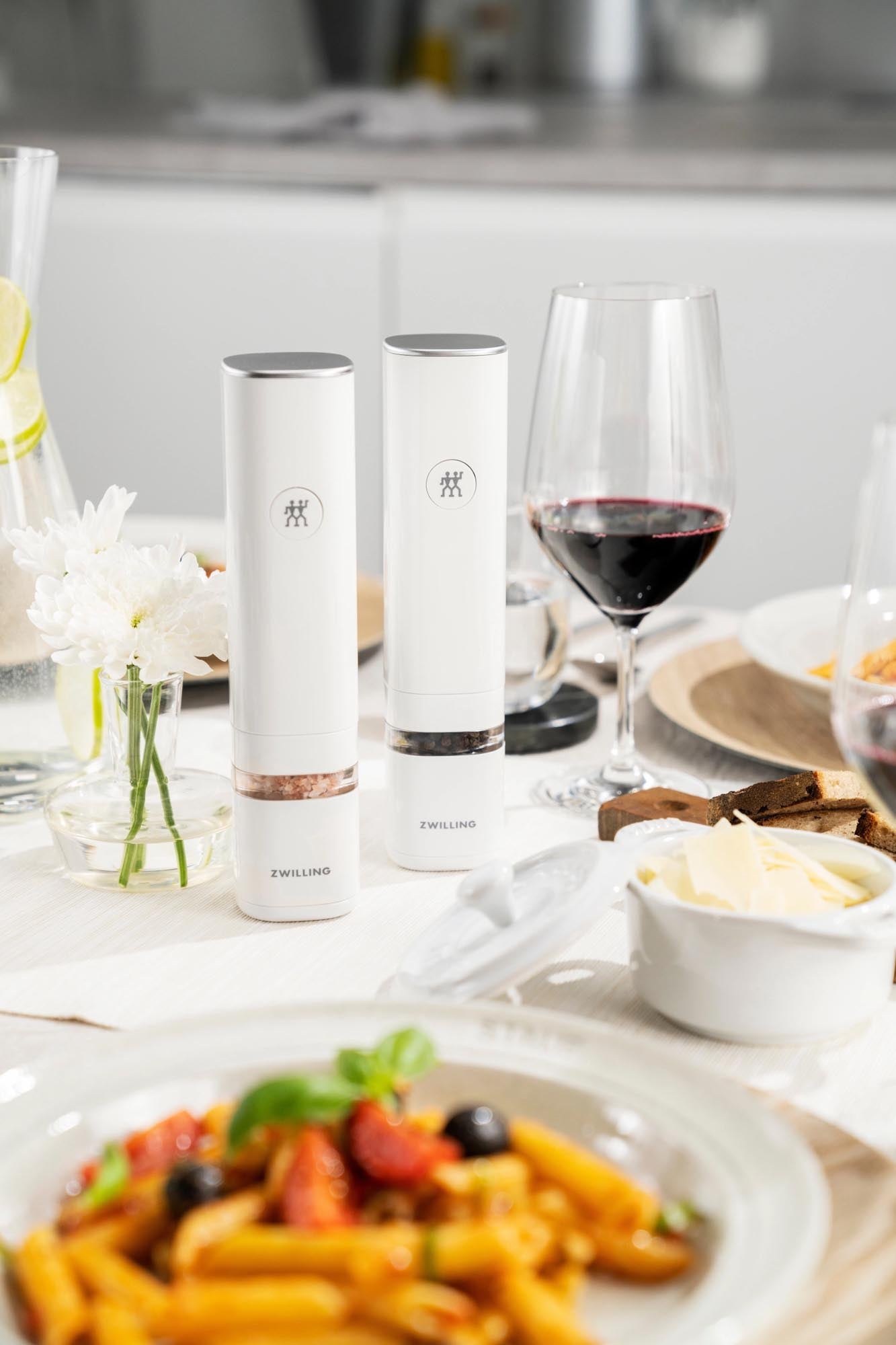 Stilvolle elektrische Mühle von Zwilling für präzises Würzen.