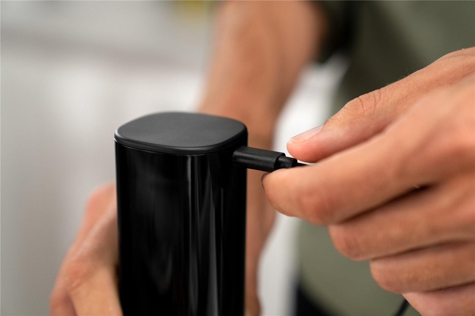 Stilvolle elektrische Mühle von Zwilling: Ergonomisches Design, einfache Handhabung und perfekte Gewürzabgabe für kulinarische Meisterwerke.