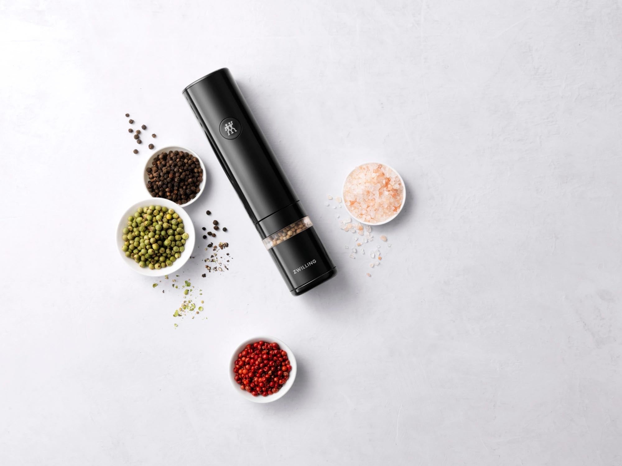 Elegante elektrische Pfeffer- & Salzmühle von Zwilling: Hochwertige Materialien, mühelose Bedienung, optimale Ergebnisse für jeden Kochliebhaber.