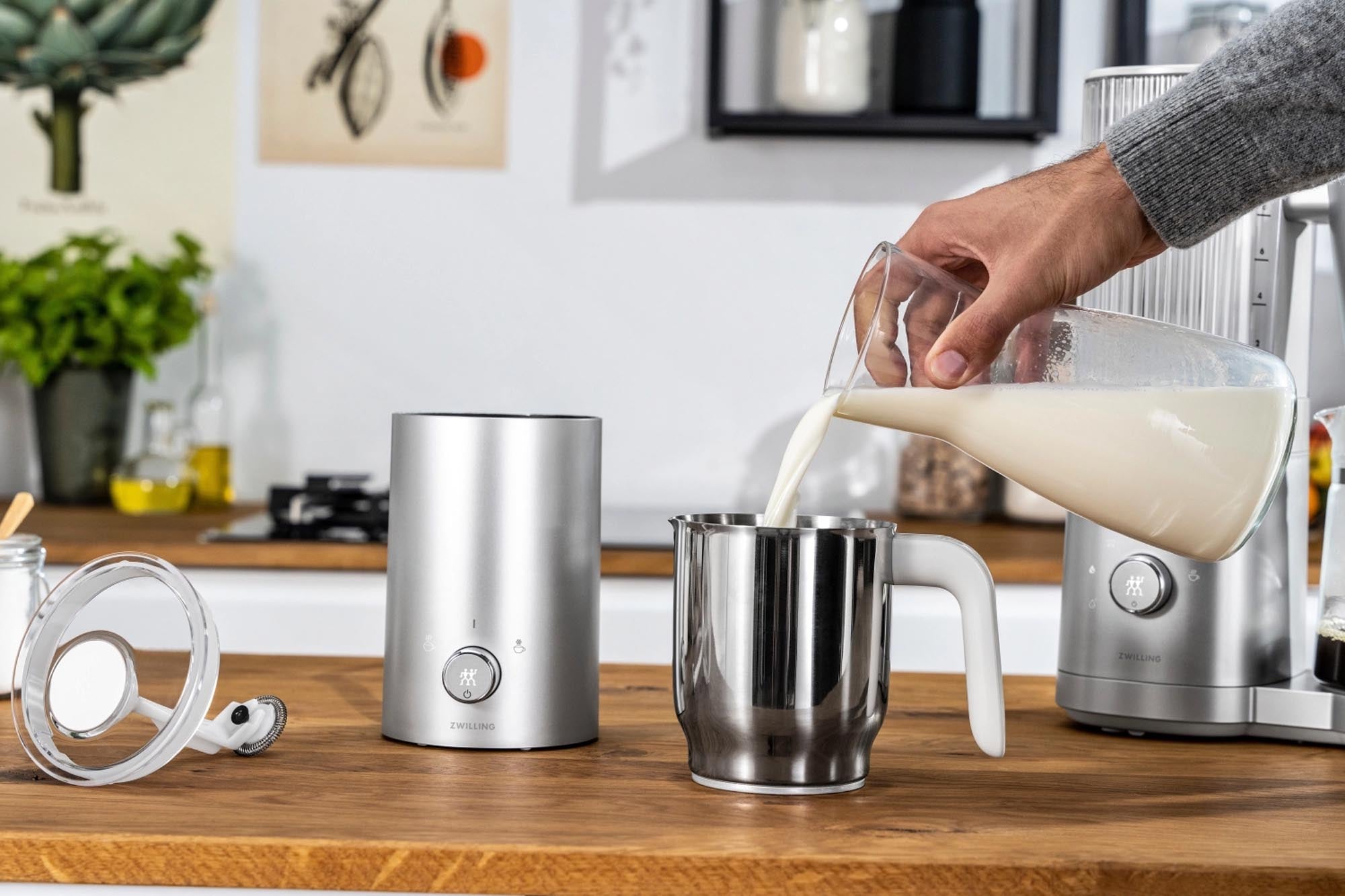 Hochwertiger Enfinigy Milchaufschäumer von Zwilling: 400ml, edles Design, müheloses Aufschäumen für perfekten Milchschaum und Kaffee-Genuss.