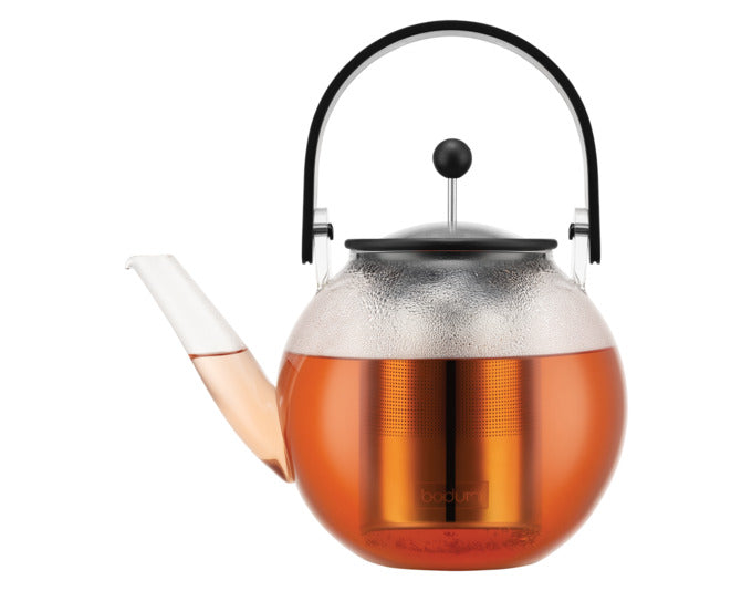 BODUM Teekanne Assam Henkel schwarz 1.5 l in präsentiert im Onlineshop von KAQTU Design AG. Kanne ist von BODUM