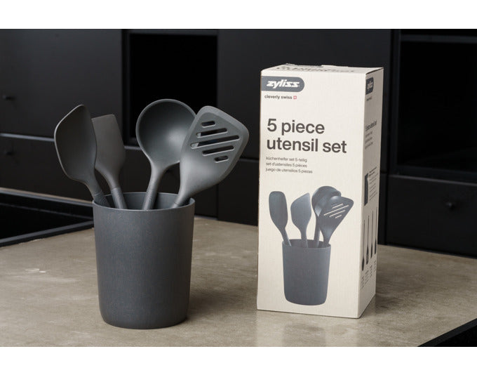 Entdecken Sie das ZYLISS 5-teilige Kochutensilien-Set aus umweltfreundlichem Weizenstroh-Kunststoff. Ideal für jede Küche!