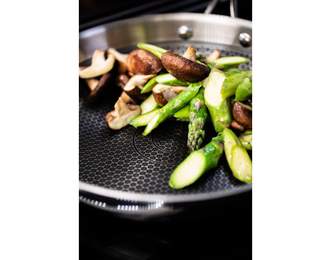 Entdecken Sie die ELO Bratpfanne Relief Evolution ø 28 cm – ideal für gesundes Kochen mit innovativem Öl-Dosiersystem und kratzfester Antihaftbeschichtung.