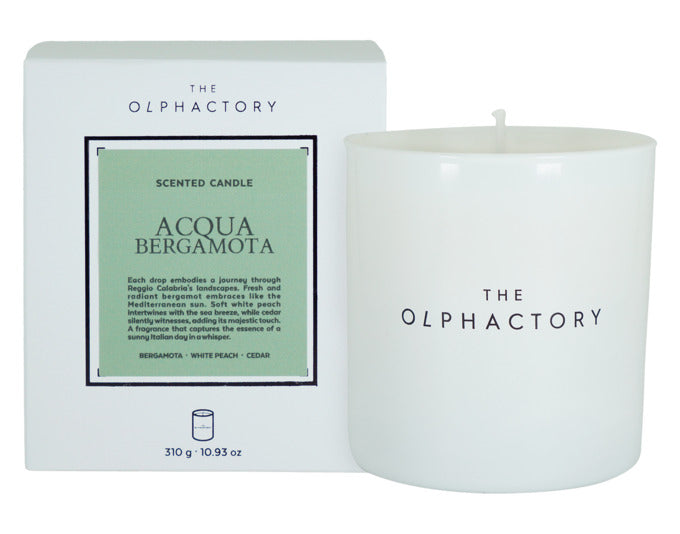 Erleben Sie mit der THE OLPHACTORY Duftkerze L White Insignia Acqua Bergamota 310g einen luxuriösen Duft von Bergamotte, der Ihr Zuhause in eine Oase der Entspannung verwandelt.