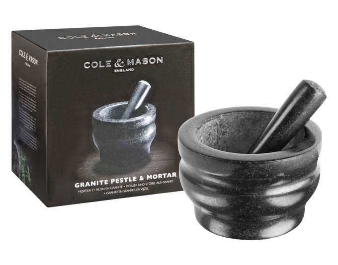 Entdecken Sie den COLE&MASON Mörser mit Stössel aus schwarzem Granit (18 cm) – ideal zum Zerkleinern von Gewürzen und Kräutern in Ihrer Küche.