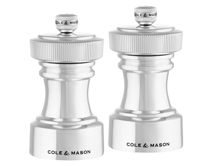 COLE&MASON Pfeffer-/Salzmühlen Set Hoxton versilbert 10.4x5.5x5.5 cm in präsentiert im Onlineshop von KAQTU Design AG. Salz & Pfeffer ist von COLE & MASON