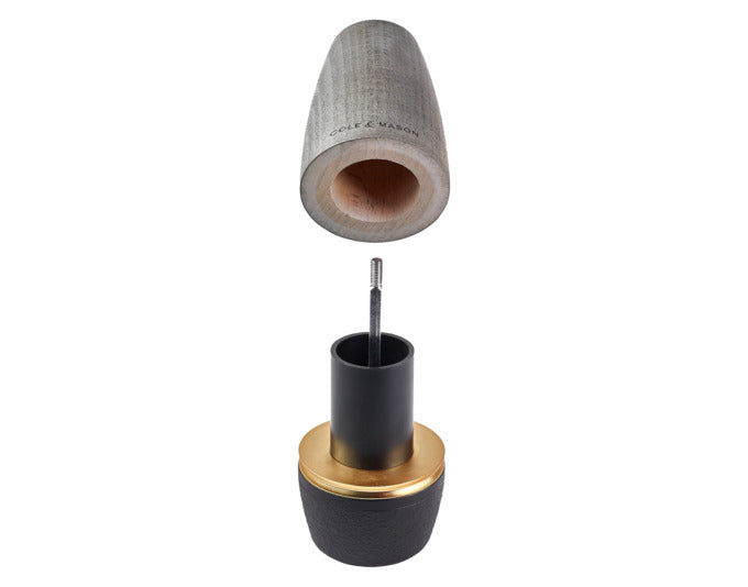 Entdecken Sie die COLE & MASON Pfeffermühle Bridgwater aus Gusseisen und Holz in elegantem Grau. Ideal für aromatischen Genuss!