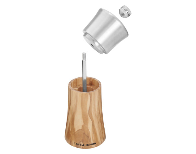 Entdecken Sie die COLE&MASON Pfeffermühle Bromley aus edlem Olivenholz. Mit präzisem Mahlwerk und elegantem Design ist sie der perfekte Küchenhelfer.