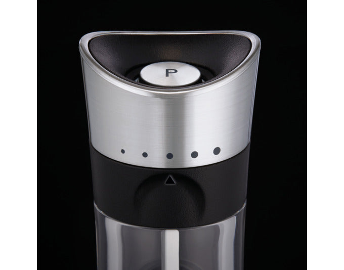 Die COLE&MASON Pfeffermühle Horsham in Silber vereint stilvolles Design und praktische Funktionalität. Mit 15.4 x 5.5 x 5.5 cm ist sie ideal für jede Küche und jeden Esstisch. Genießen Sie frisch gemahlenen Pfeffer in fünf Mahlgradeinstellungen und profitieren Sie von der einfachen Handhabung. Bereits vorgefüllt mit hochwertigem Pfeffer, ist sie ein Must-Have für jeden Gourmet.