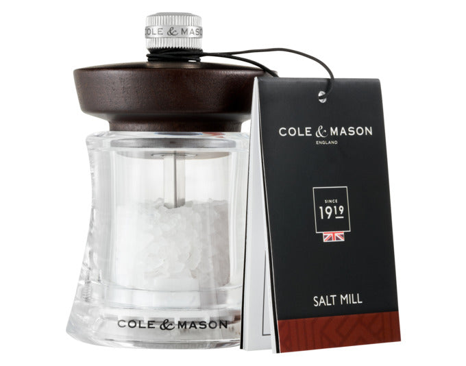 Entdecken Sie die COLE & MASON Salzmühle Holborn in dunklem Acryl und Buchenholz. Stilvolles Design trifft auf präzises Keramikmahlwerk für perfekten Genuss.