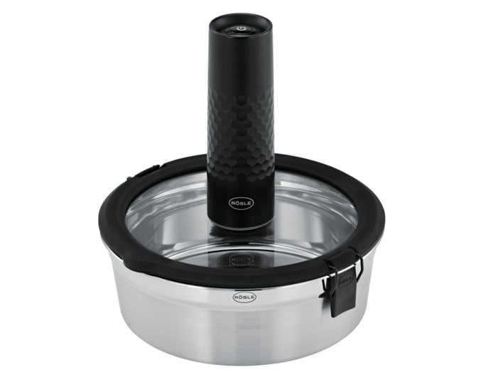 Entdecken Sie die RÖSLE Dose Flexx 2Go rund inox 1.4 l – die stilvolle und praktische Lösung für die Aufbewahrung und den Transport Ihrer Lebensmittel. Hergestellt aus hochwertigem Edelstahl, bietet sie Langlebigkeit und Hygiene.