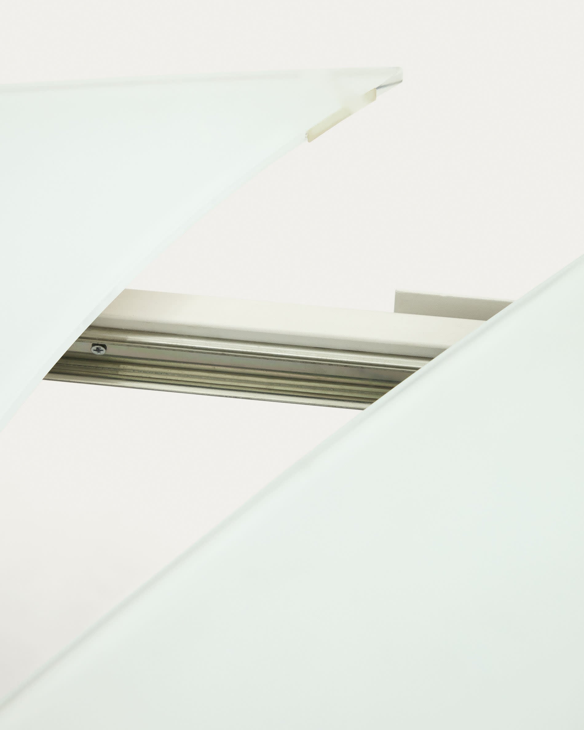 Moderner Yodalia Ausziehtisch mit getemperter Glasplatte und weißen Stahlbeinen, 130-190x100 cm, ideal für stilvolle Esszimmer.