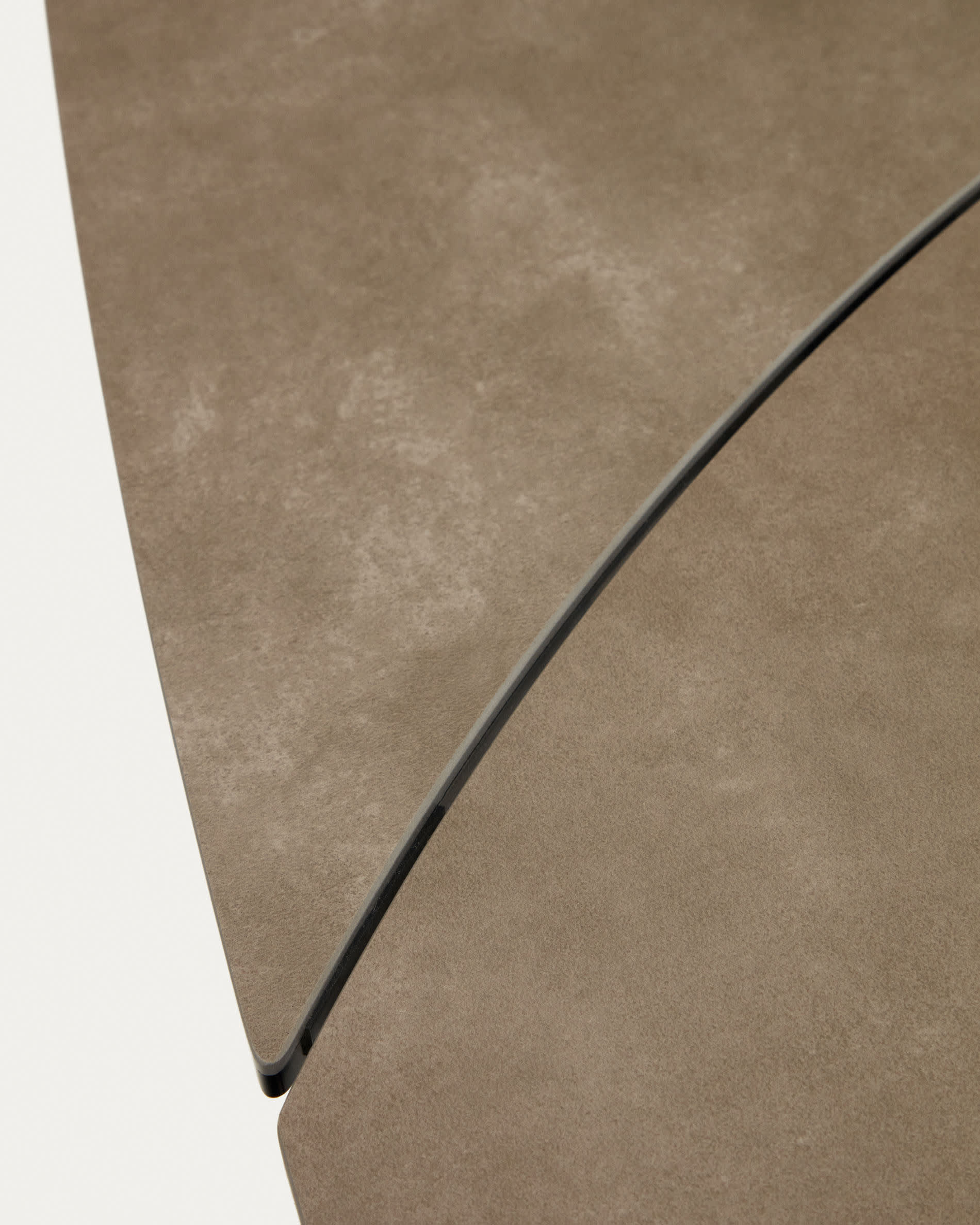 Eleganter Yodalia Ausziehtisch von Kave Home mit pflegeleichter Feinsteinzeugplatte in Braun und stabilen Stahlbeinen, erweiterbar von 130 auf 190 cm.