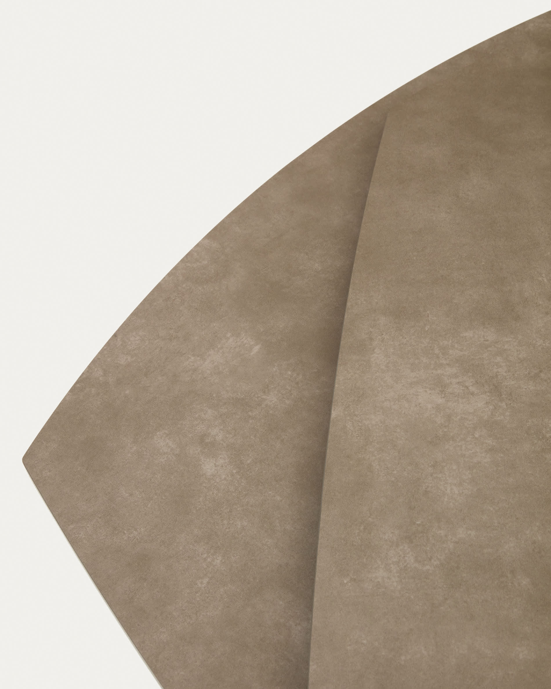 Moderner Yodalia Ausziehtisch von Kave Home mit robuster Feinsteinzeugplatte in warmem Braun und stabilen Stahlbeinen, ausziehbar von 130 auf 190 cm.